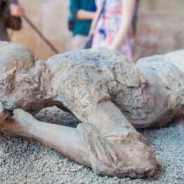 Victimă din Pompeii, acoperită de lavă. Recent, experții au dezvăluit în cât timp au murit oamenii din Pompeii