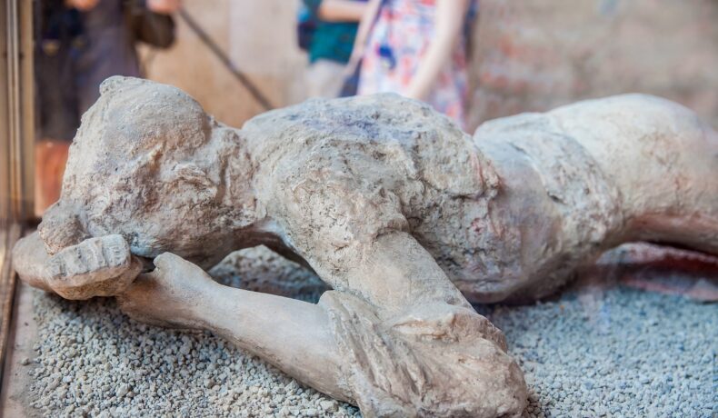 Victimă din Pompeii, acoperită de lavă. Recent, experții au dezvăluit în cât timp au murit oamenii din Pompeii