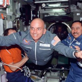 Dennis Tito, la bordul Stației Spațiale Internaționale, 2001, plutind. El a fost primul turist spațial, ce va părăsi din nou planeta