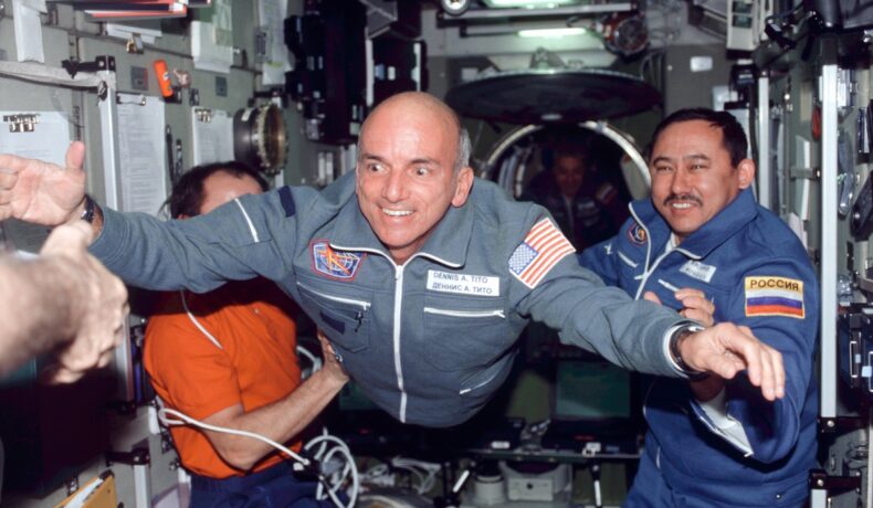 Dennis Tito, la bordul Stației Spațiale Internaționale, 2001, plutind. El a fost primul turist spațial, ce va părăsi din nou planeta