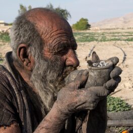 Amou Haji, cel mai murdar om din lume, în timp ce fuma din pipă