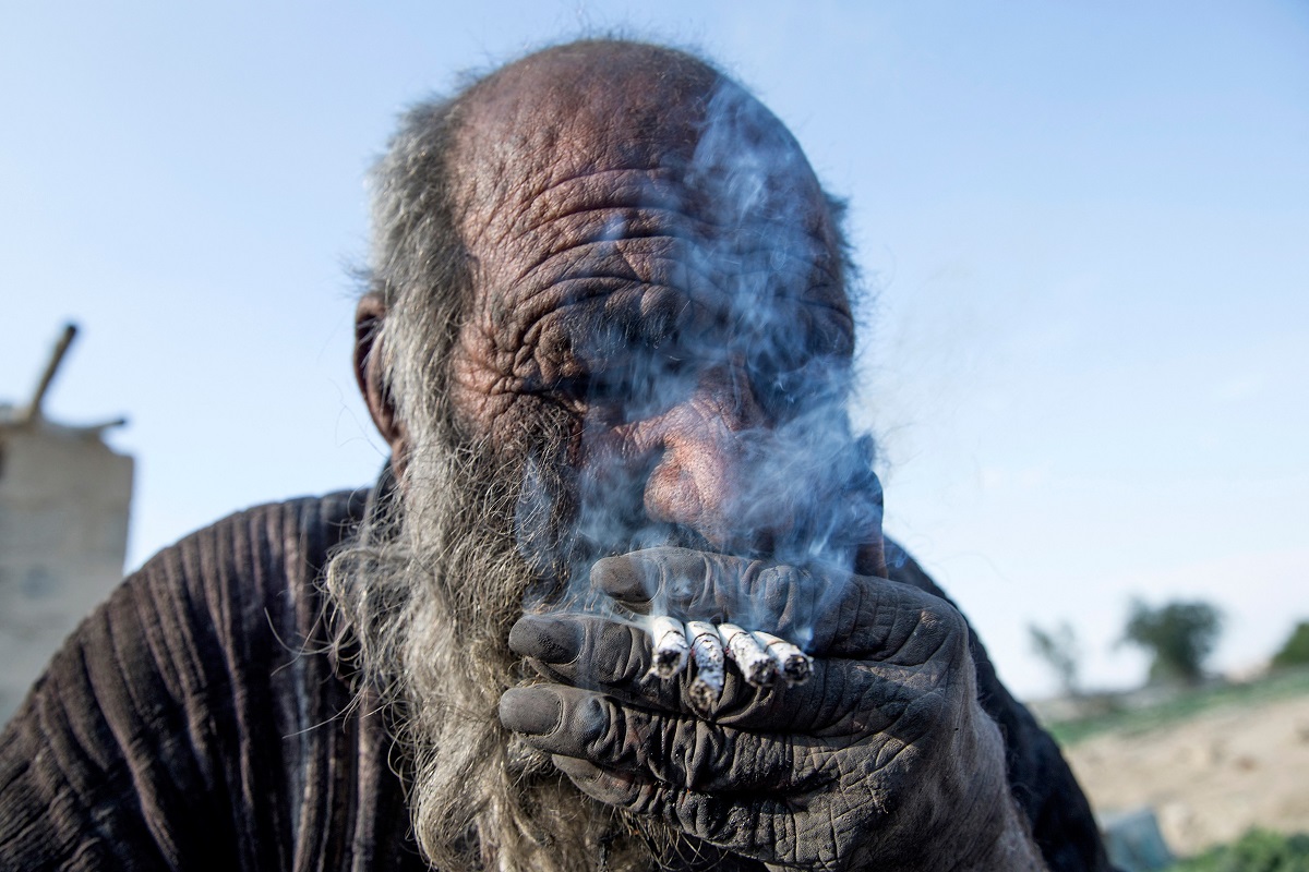 Amou Haji, cel mai murdar om din lume, în timp ce fuma țigări