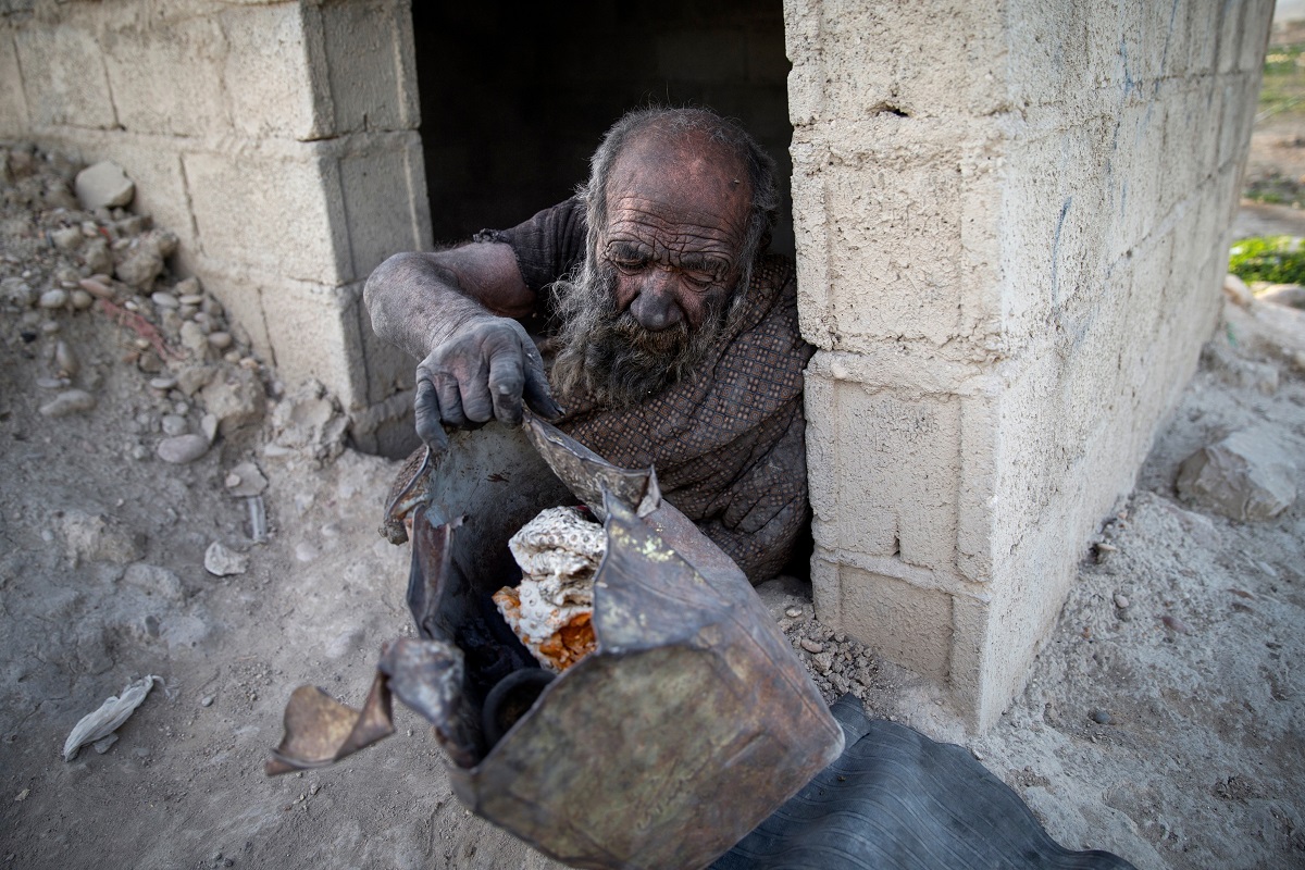 Amou Haji, cel mai murdar om din lume, în fața cocioabei sale