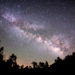O fotografie panoramă care surprinde Calea Lactee