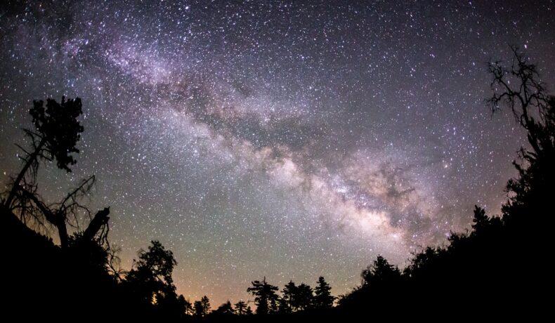 O fotografie panoramă care surprinde Calea Lactee