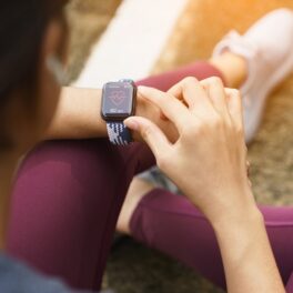 O femeie care îți arată cum îmbunătățești un Apple Watch pentru sesiunile de alergat