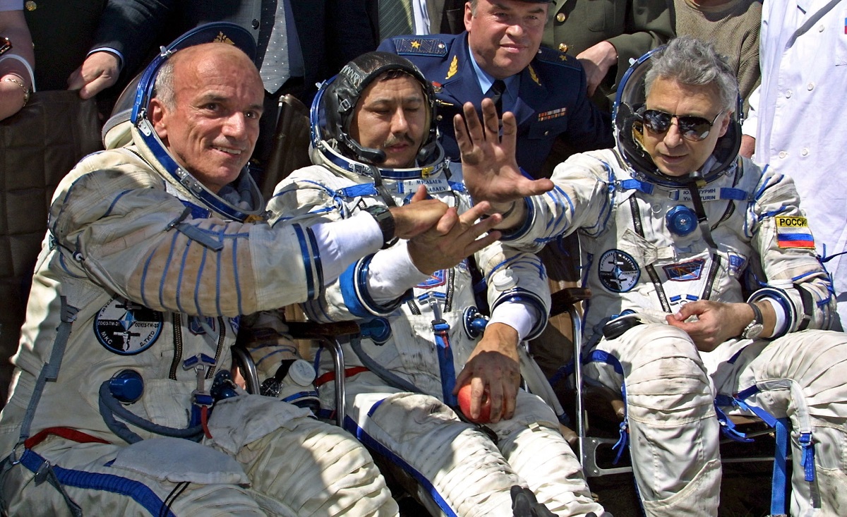Dennis Tito alături de ceilalți astronauți, 2001