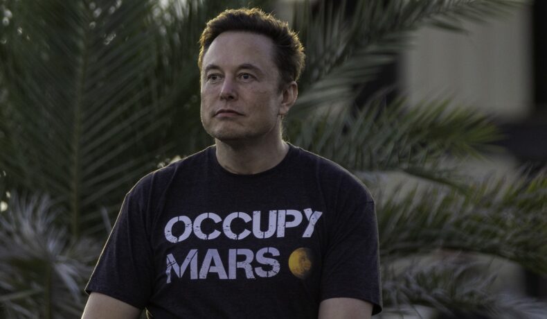 Elon Musk într-un tricou negru a vorbit despre prototipul robotului umanoid Optimus
