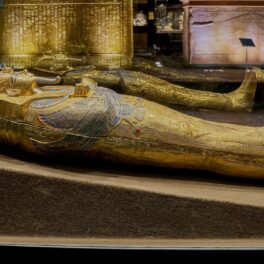 Copie după sarcofagul lui Tutankhamon, expus în muzeu