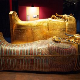Sarcofage din expoziția lui Tutankhamon, din aur, expuse în Spania. Recent, arheologii au descoperite alte mumii inedite în Egipt