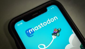 Logo Mastodon, pe ecranul unui telefon mobil. Mulți utilizatori află acum ce e Mastodon