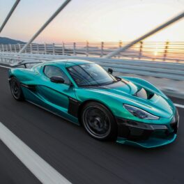 Rimac Nevera, cea mai rapidă mașină din lume, pe stradă, culoare albastră