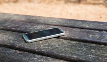 Telefon pierdut, uitat pe o bancă din lemn. Experții au dezvăluit cum găsești iPhone-ul pierdut