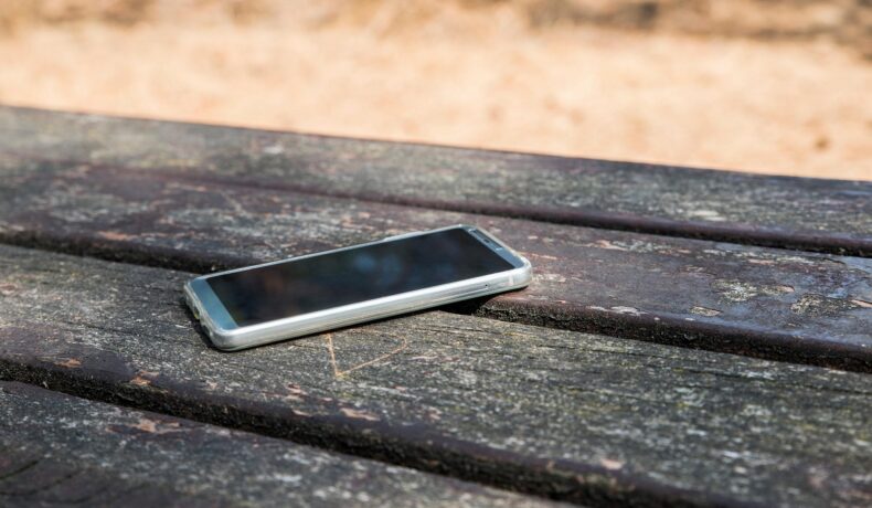 Telefon pierdut, uitat pe o bancă din lemn. Experții au dezvăluit cum găsești iPhone-ul pierdut