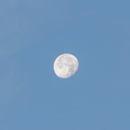 Luna pe cerul albastru, în timpul zilei. Experții au dezvăluit recent de ce se vede Luna pe cer în timpul zilei