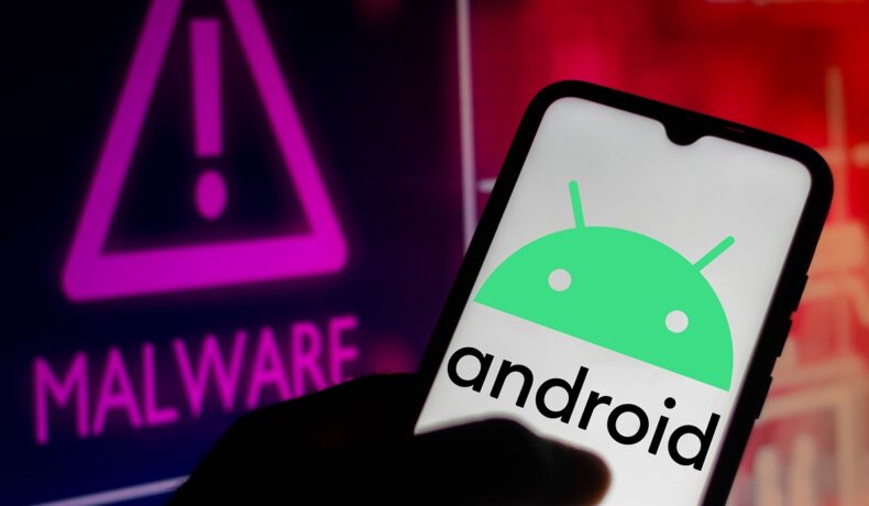 Utilizator care ține în mână un telefon cu logo-ul Android pe ecran, cu semn malware pe fundal. Google avertizează acum milioane de utilizatori Android să șteargă aplicațiile periculoase