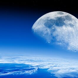 Imagine composite cu Luna, pe orizontul albastru al Soarelui, diferită față de o imagine uimitoare cu Pământul și Luna
