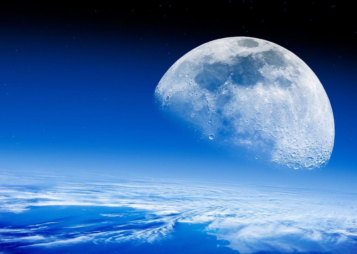 Imagine composite cu Luna, pe orizontul albastru al Soarelui, diferită față de o imagine uimitoare cu Pământul și Luna