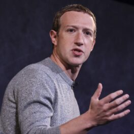 Mark Zuckerberg într-un pulover gri la o conferință de presă din 2022
