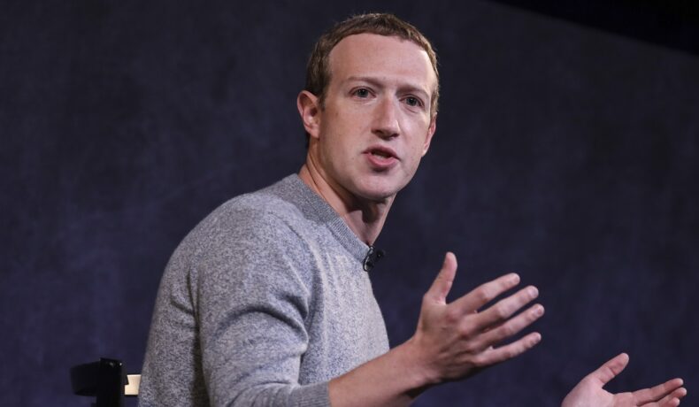 Mark Zuckerberg într-un pulover gri la o conferință de presă din 2022
