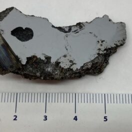 Mineral descoperit recent, în meteoritul El Ali, 2022, pe fundal alb. În El Ali au fost descoperite minerale nemaivăzute până acum