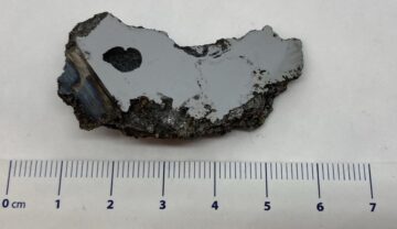 Mineral descoperit recent, în meteoritul El Ali, 2022, pe fundal alb. În El Ali au fost descoperite minerale nemaivăzute până acum