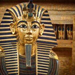 Copie după masca funerară a lui Tutankhamon, descoperită în mormântul lui, ce continuă să impresioneze
