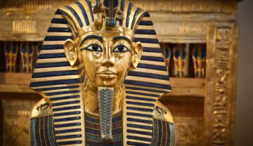 Copie după masca funerară a lui Tutankhamon, descoperită în mormântul lui, ce continuă să impresioneze