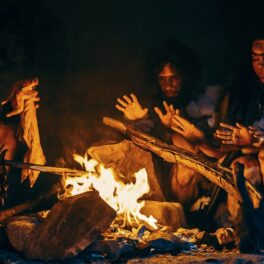 Strămoșii oamenilor, lângă un foc, similar cu cel folosit pentru prima mâncare gătită