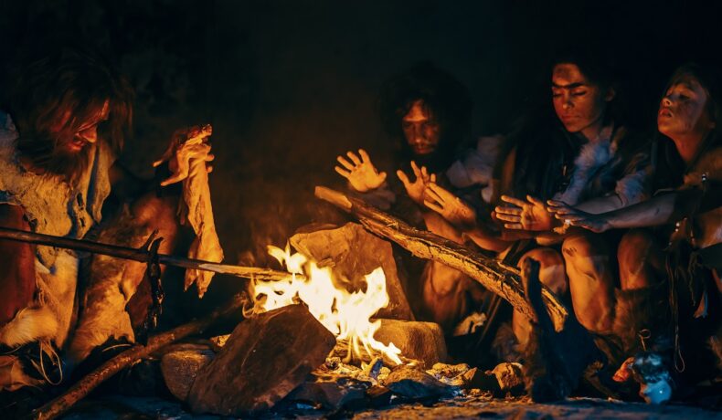 Strămoșii oamenilor, lângă un foc, similar cu cel folosit pentru prima mâncare gătită