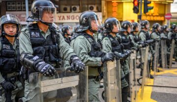 Poliție din China, îmbrăcată în echipament special, ca la acele proteste care au izbucnit la cea mai mare fabrică de iPhone-uri din China