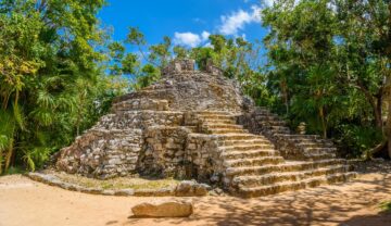 Templu mayaș în ruină, în junglă. Arheologii au descoperit o civilizație pierdută în jungla din guatemala