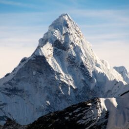 Muntele Everest, cel mai înalt munte din lume, cu zăpadă pe vârf