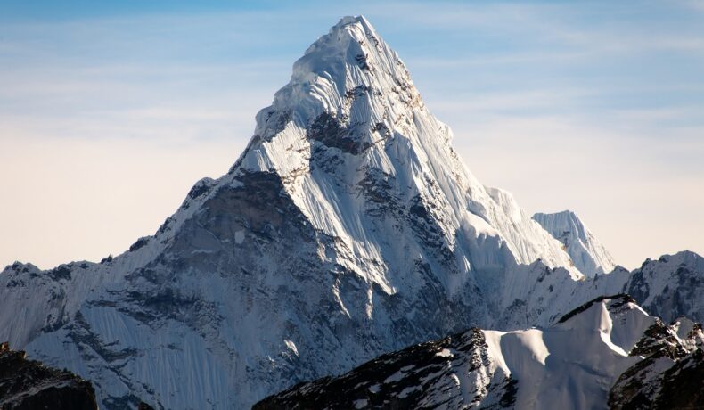Muntele Everest, cel mai înalt munte din lume, cu zăpadă pe vârf