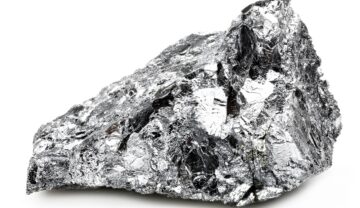 Bucată argintie de crom, pe fundal alb, ce face parte din cel mai dur material de pe Pământ