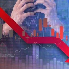 Linie roșie d epe piața bursieră care merge în jos, cu un bătbat supărat pe fundal, reprezentativ pentru cele mai mari eșecuri tech din 2022