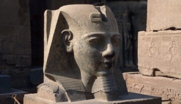 Sculptură cu fața lui Ramses al II-lea, de la Luxor, Egipt. Experții au dezvăluit recent cum ar fi arătat Ramses al II-lea