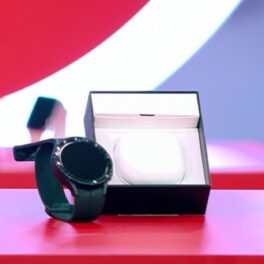 Ceas smart negru și o pereche de căști wireless, cu Bluetooth, albe, prezentate în cadrul emisiunii Neatza cu Răzvan și Dani, decembrie 2022, în care s-a vorbit despre cum pot înlocui ceasurile inteligente smartphone-urile