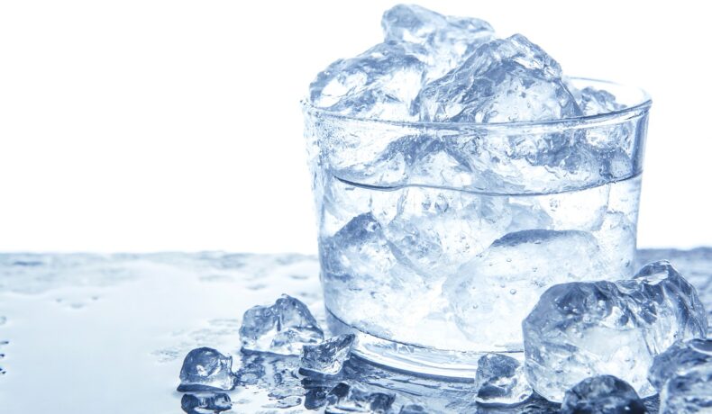 Cuburi de gheață într-un pahar cu apă. Experții au explicat de ce îngheață apa fierbinte mai repede