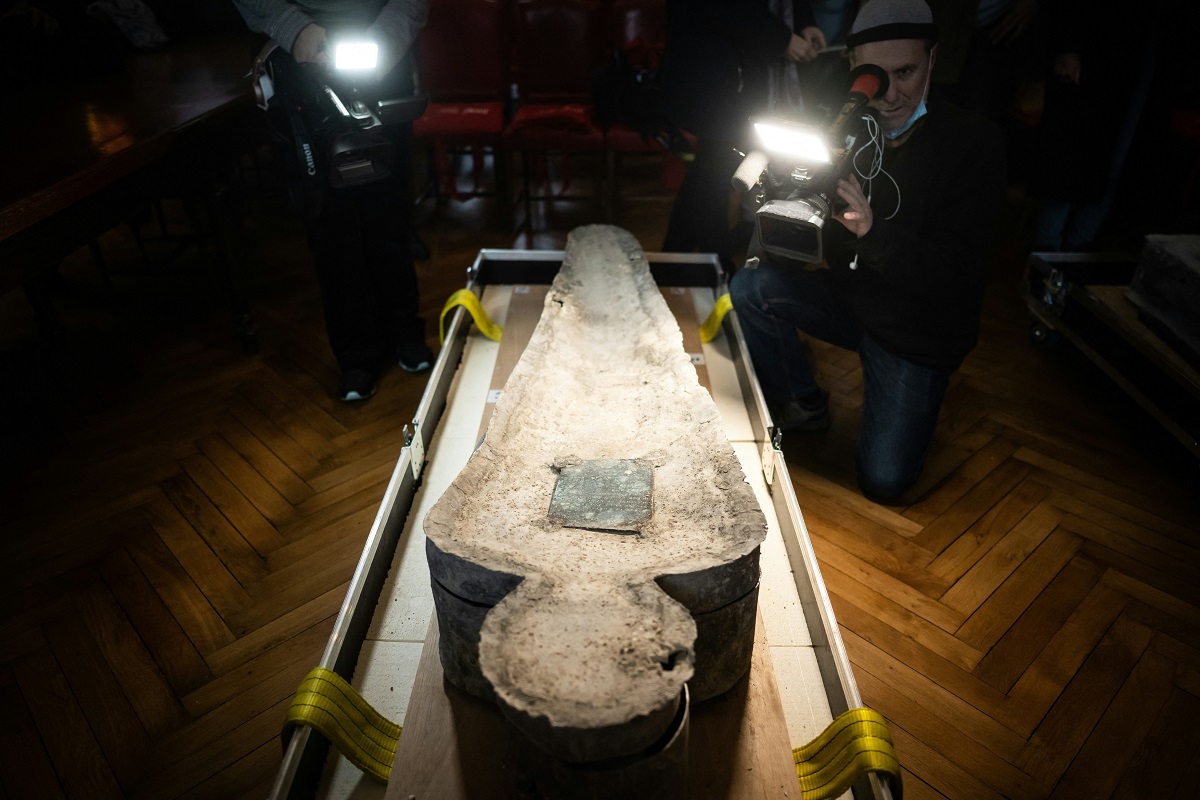 Sarcofag de plumb, fotografiat, descoperit în Notre Dame. Sarcofagele de plumb descoperite în Notre Dame au uimit