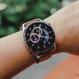 Huawei Watch GT 3, pe mâna unui utilizator, similar cu noul ceas smart Huawei