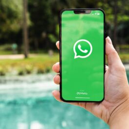 Utilizator care ține în mână un telefon cu WhatsApp pe ecran. WhatsApp a dezvăluit pe ce telefoane nu va mai funcționa în 2023