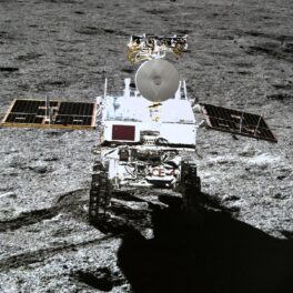 Nava Chang'e 4, cu rover, pe Lună, din misiunea Chinei, o navă spațială care a aterizat pe partea întunecată a Lunii