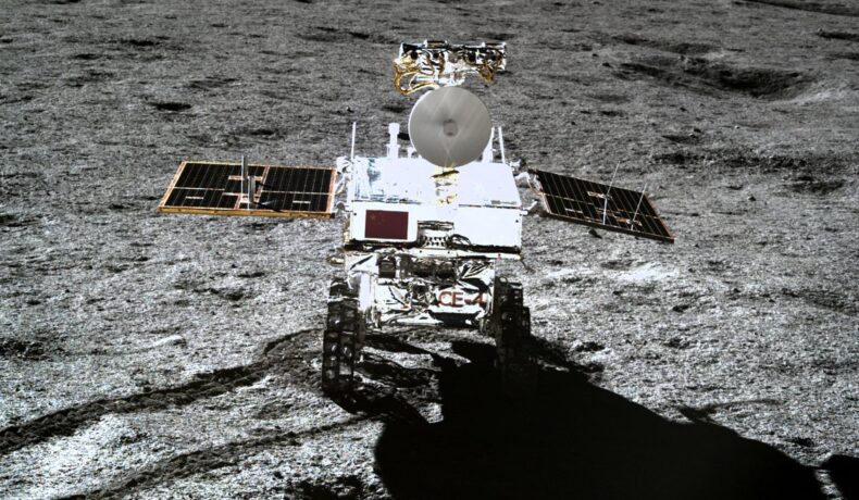 Nava Chang'e 4, cu rover, pe Lună, din misiunea Chinei, o navă spațială care a aterizat pe partea întunecată a Lunii