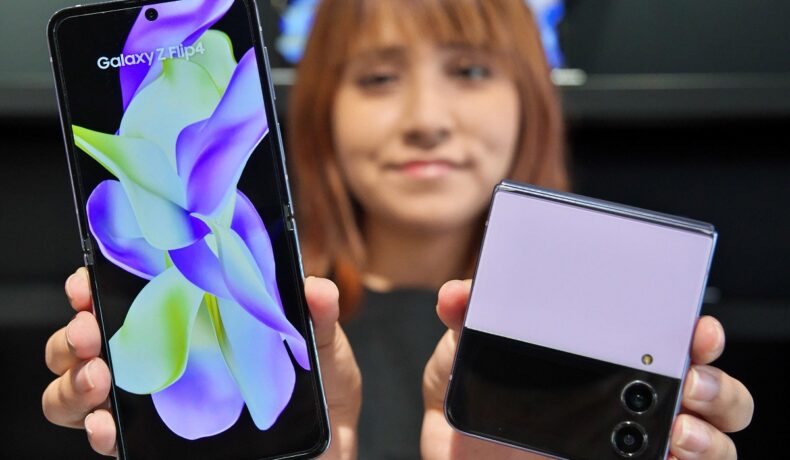2 telefoane Galaxy Z Flip 4, unul pliat, celălalt deschis, în mâna unei utilizatoare, Japonia, 2022. Samsung lansează acum carcase Pokemon pentru aceste dispozitive