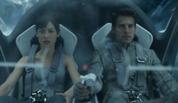 Tom Cruise și Olga Kurylenko, filmul Oblivion, 2013, într-un elicopter, un film al lui Tom Cruise care include o soluție inedită pentru fuziunea nucleară