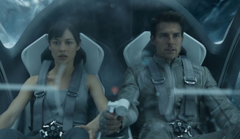 Tom Cruise și Olga Kurylenko, filmul Oblivion, 2013, într-un elicopter, un film al lui Tom Cruise care include o soluție inedită pentru fuziunea nucleară