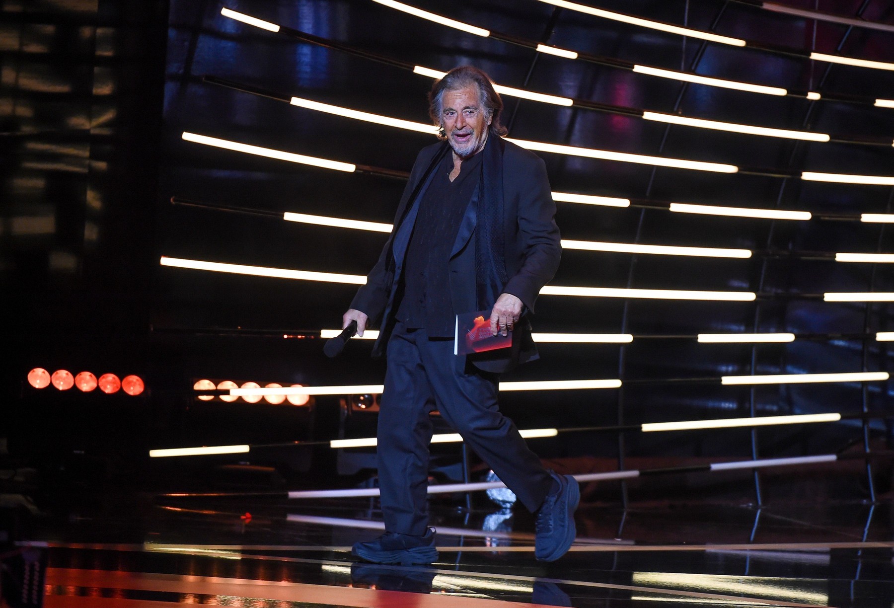 Al Pacino, pe scenă la The Game Awards 2022, îmbrăcat în costum negru