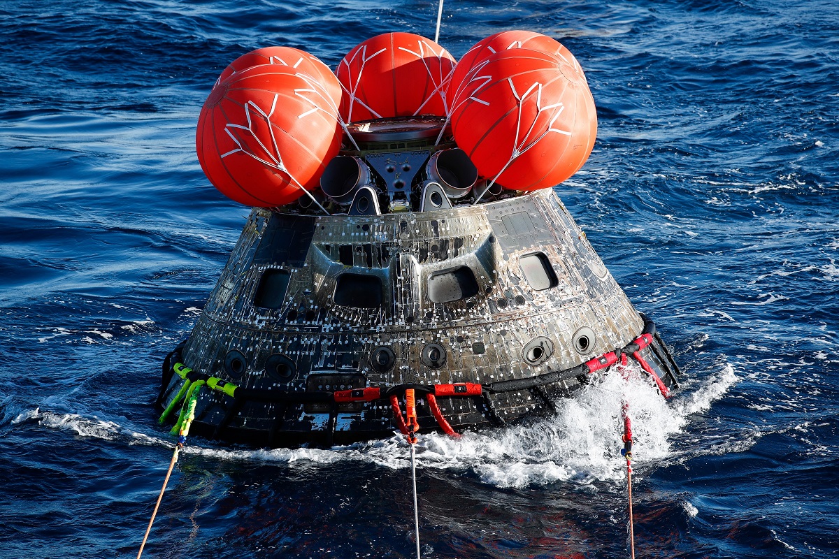 Capsula Orion, care a revenit pe Pământ, în oceanul pacific, pe 11 decembrie 2022