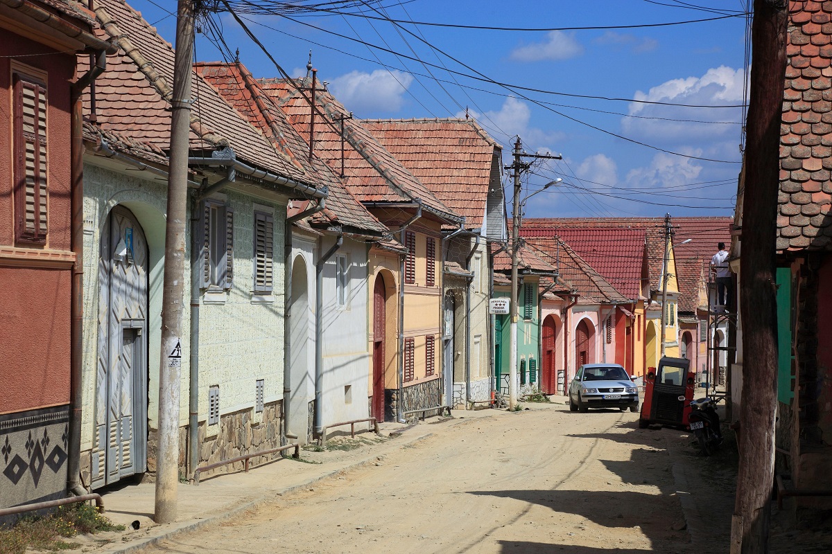 Stradă din satul Rășinari, România, cu case